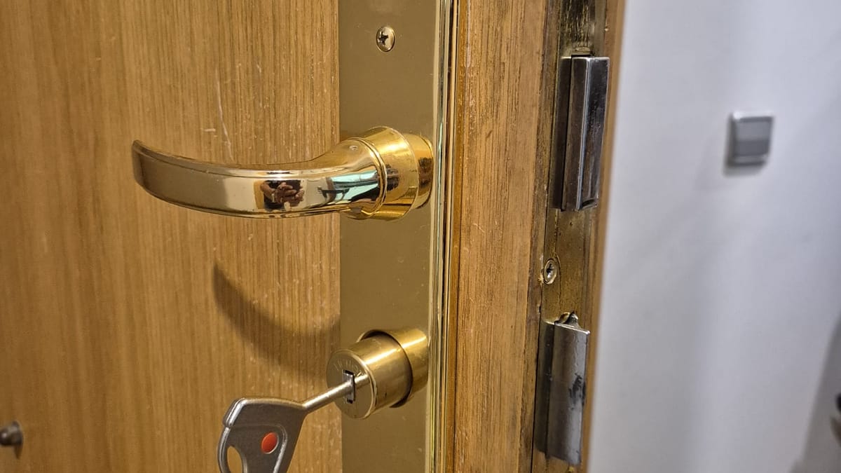 Llave nueva en el bombín de una cerradura recién cambiada en Aravaca
