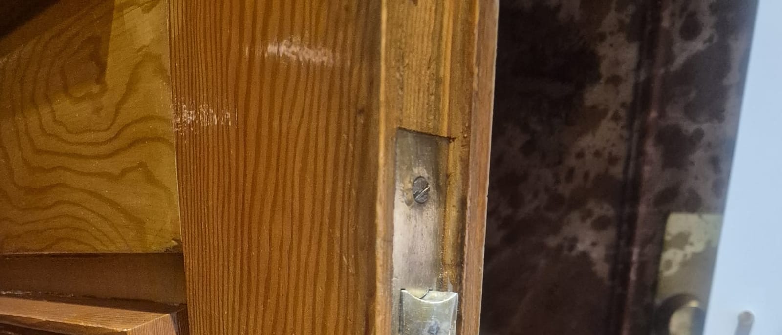 Marco y cerradura de una puerta de vivienda en Aravaca durante una intervención