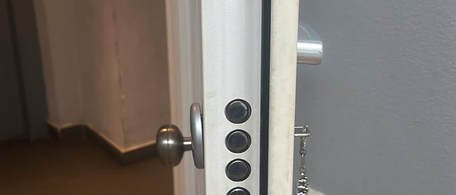 Puerta blindada con cerrojo de varios puntos instalada en un chalet de Aravaca