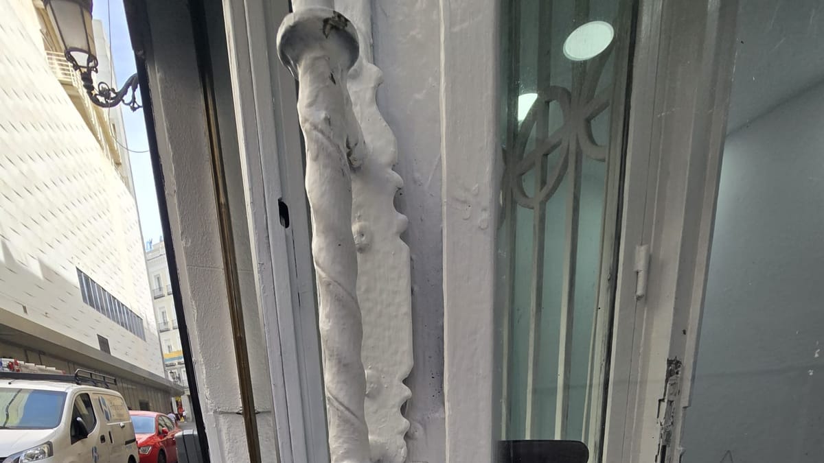 Puerta de acceso de un comercio en la zona de Aravaca